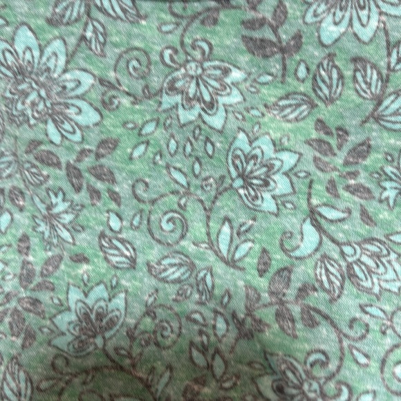 LuLaRoe tunic top size xs green with light blue flowers - Picture 6 of 6